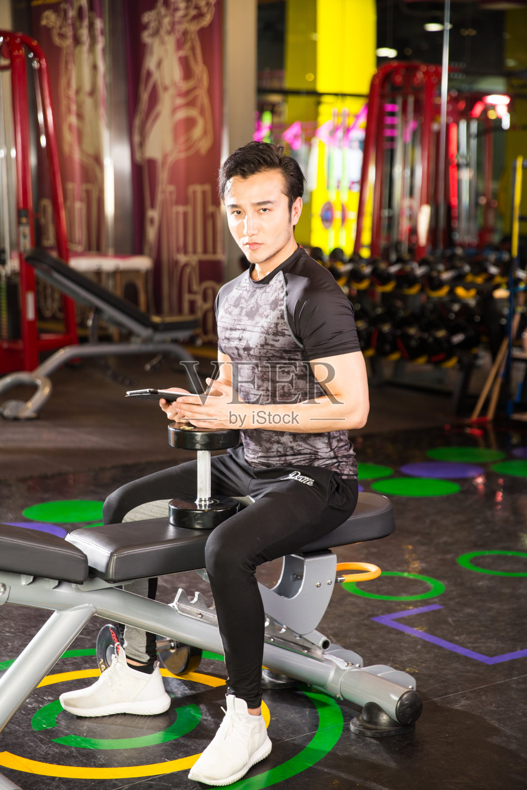 青年男人在健身房里健身照片摄影图片