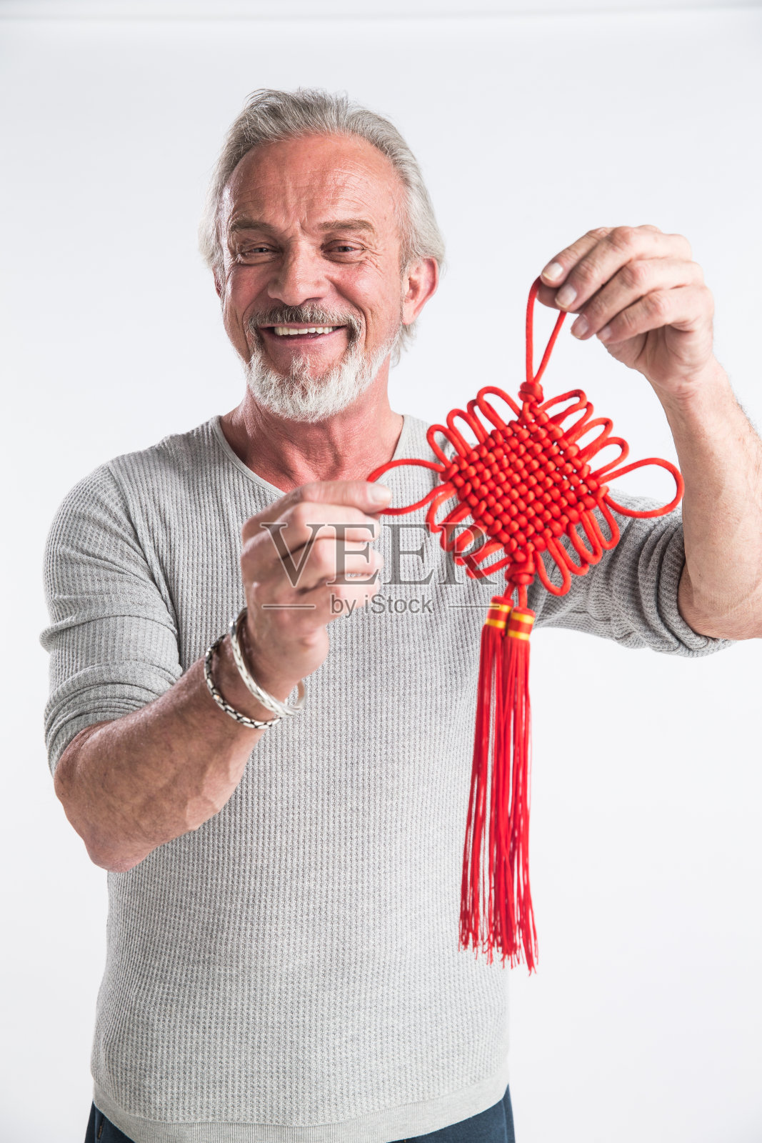 老年人拿着中国结照片摄影图片