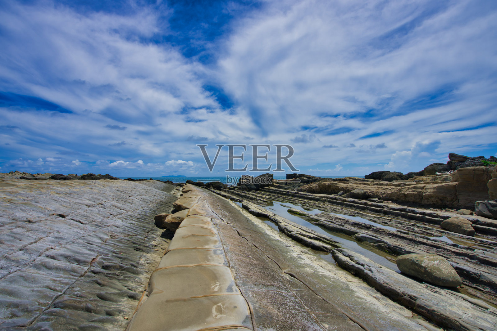 海洋的侵蚀和风化形成奇怪的岩石和石头。照片摄影图片