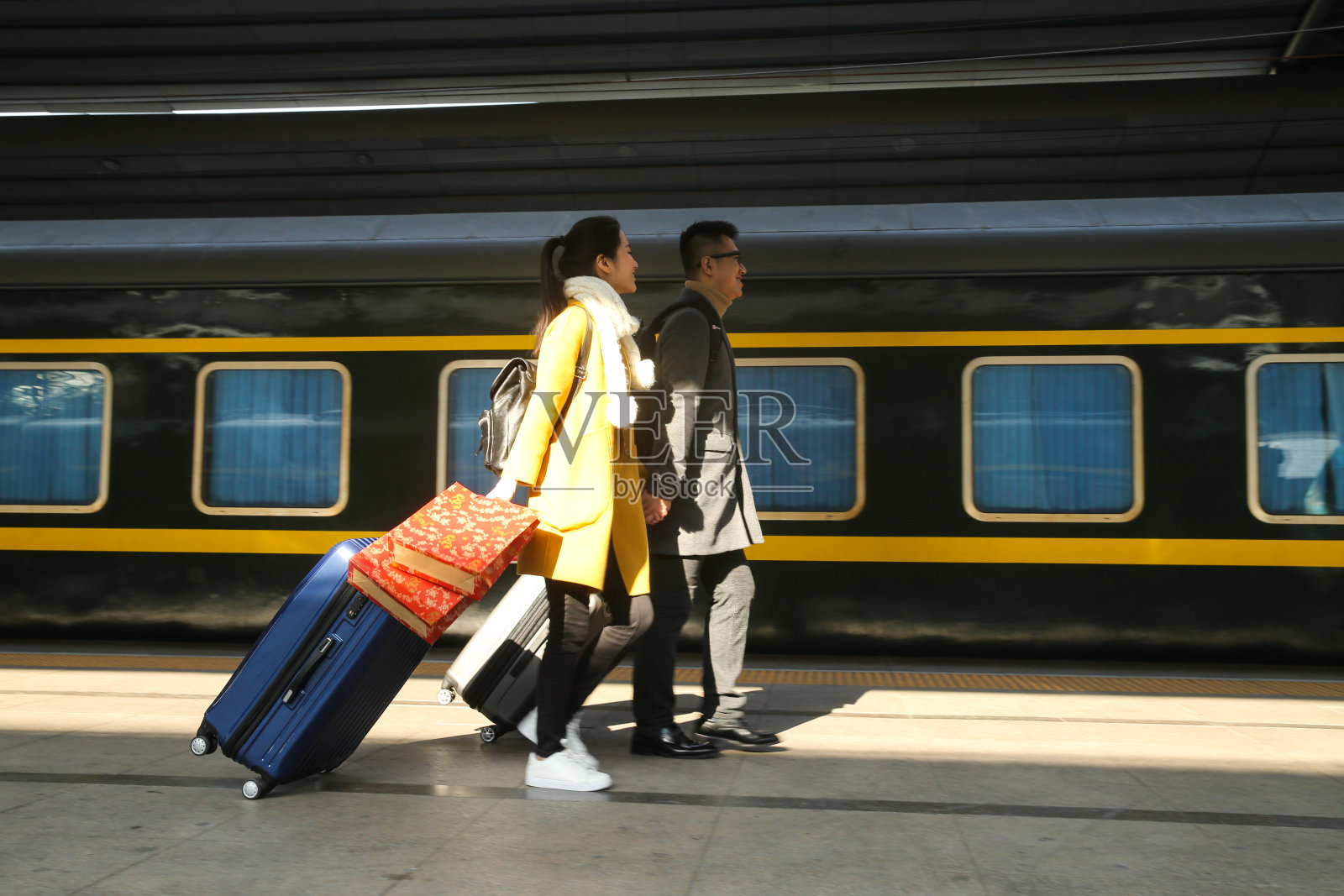 青年情侣在火车站照片摄影图片