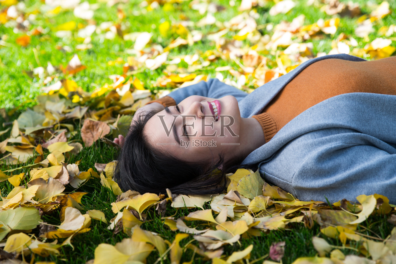 青年女人在户外照片摄影图片