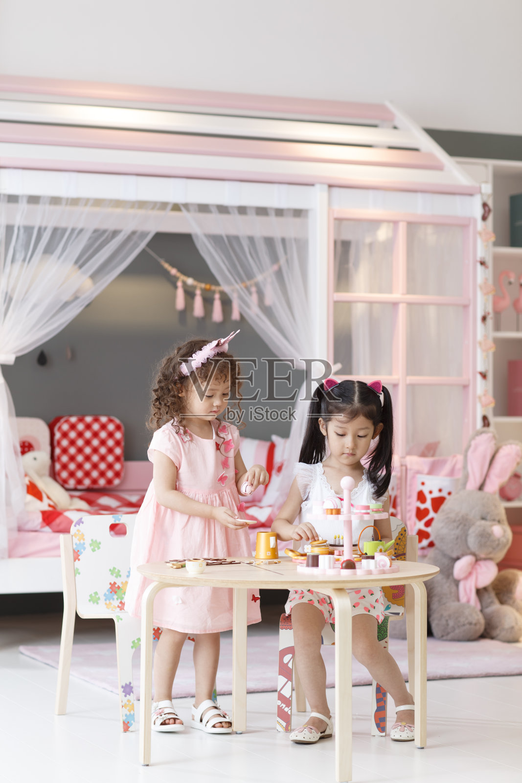 可爱的小女孩在卧室玩耍照片摄影图片