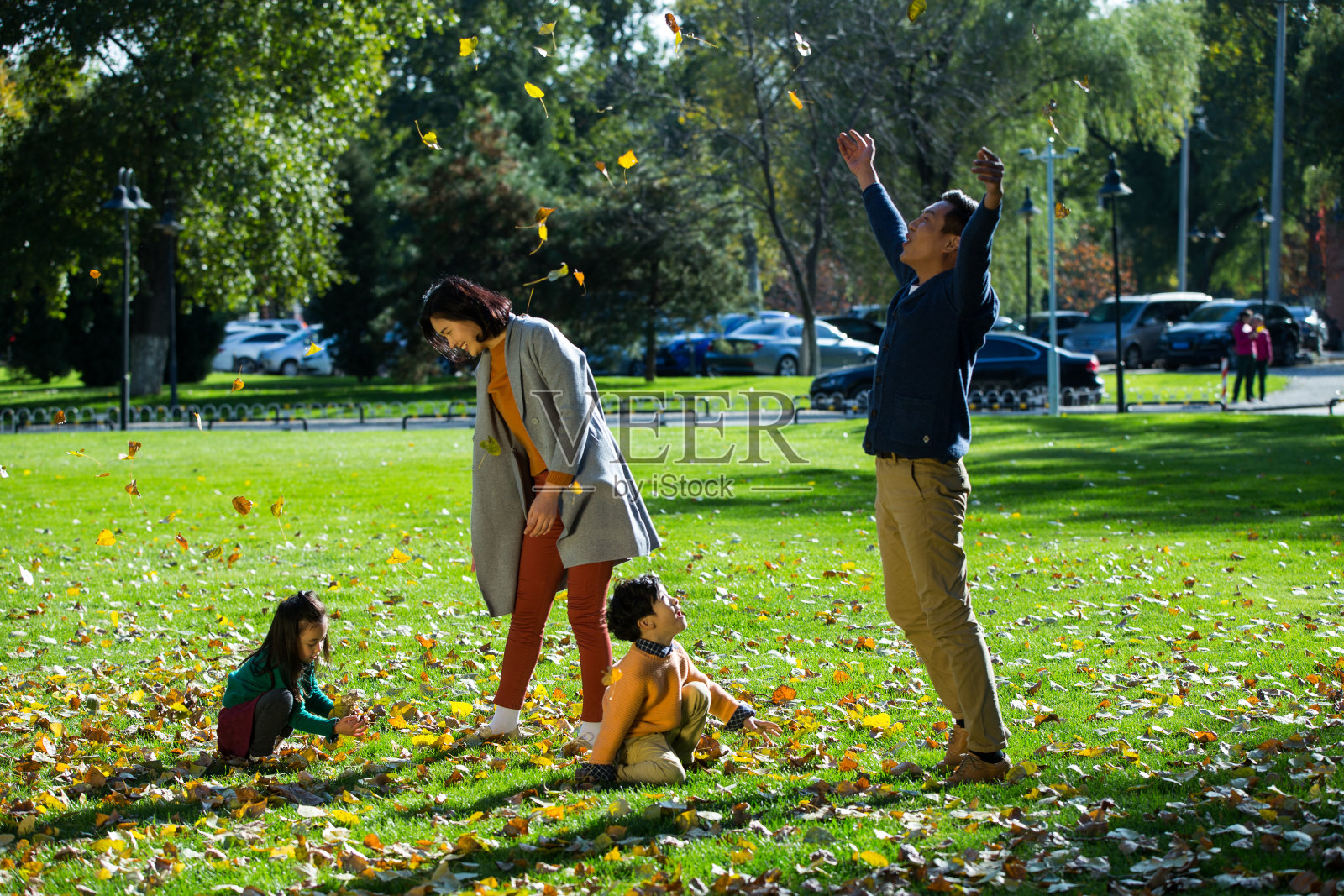 幸福家庭在户外照片摄影图片