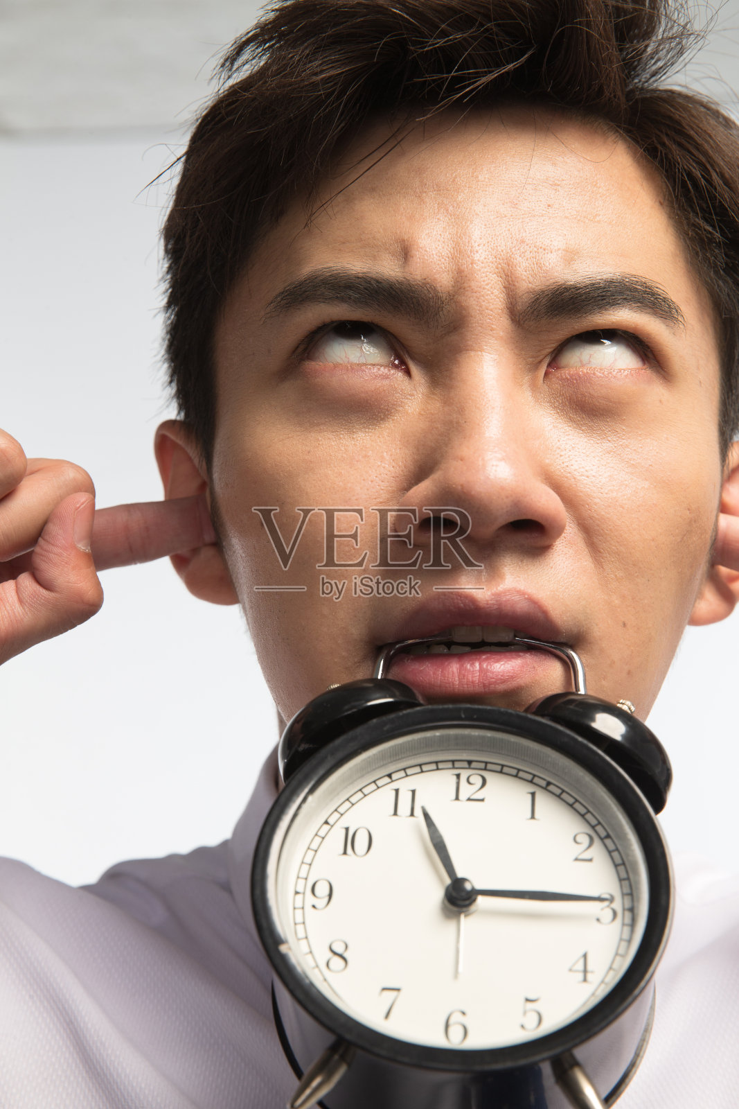 商务青年男人拿着闹钟照片摄影图片