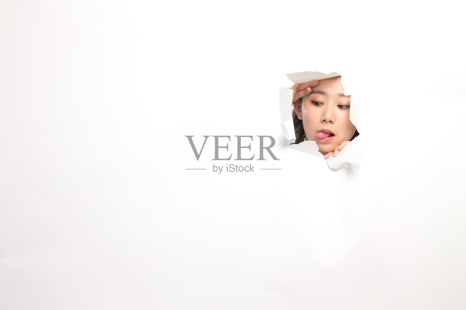 青年女人通过纸洞窥视照片摄影图片