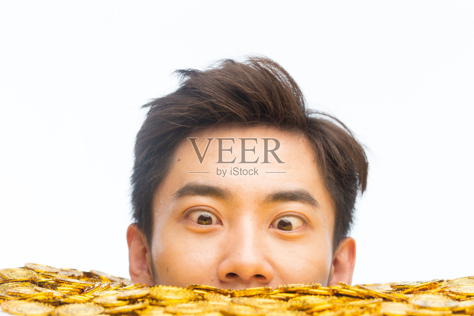 青年男人和金币照片摄影图片