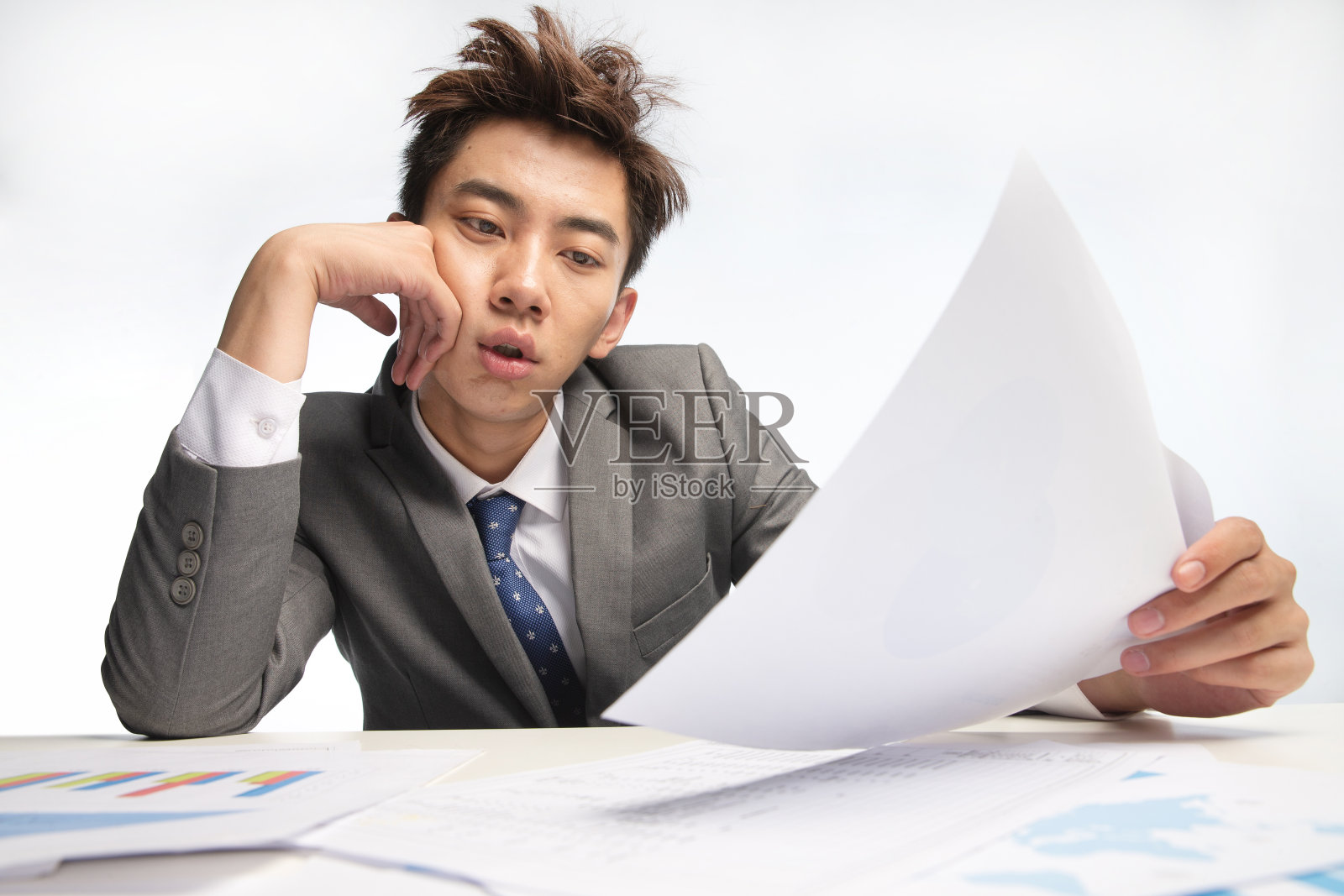 筋疲力尽的商务男人照片摄影图片