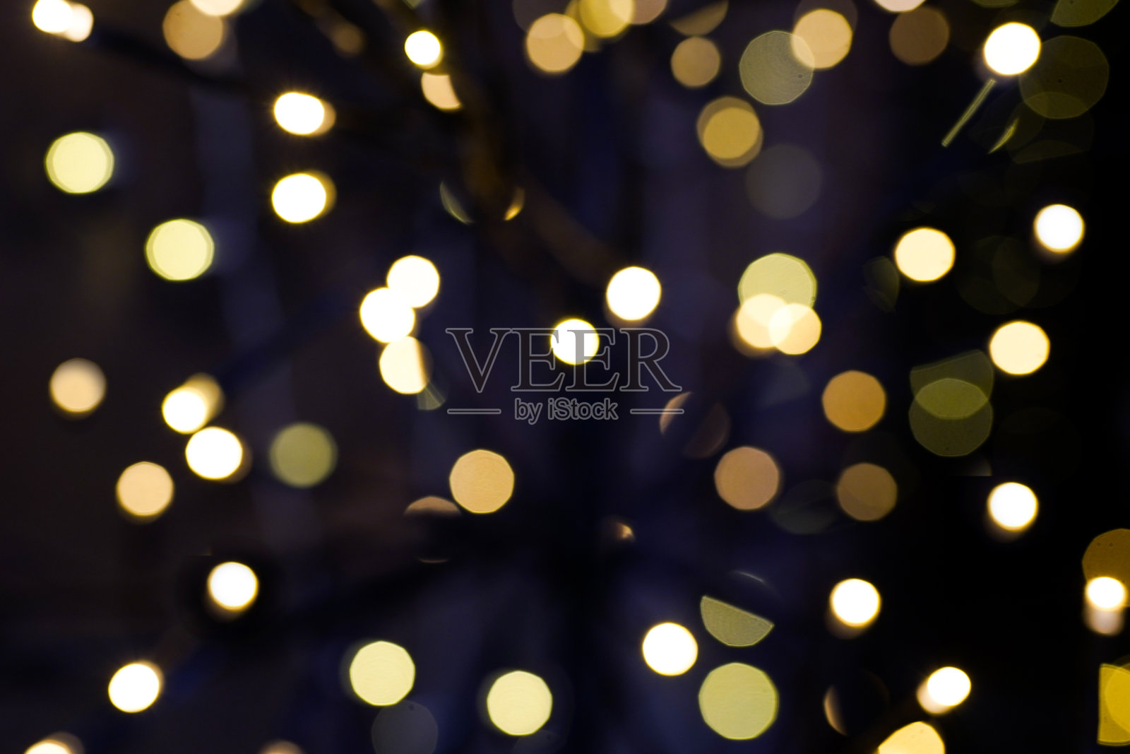 散焦圣诞节黑色背景与金色灯照片摄影图片