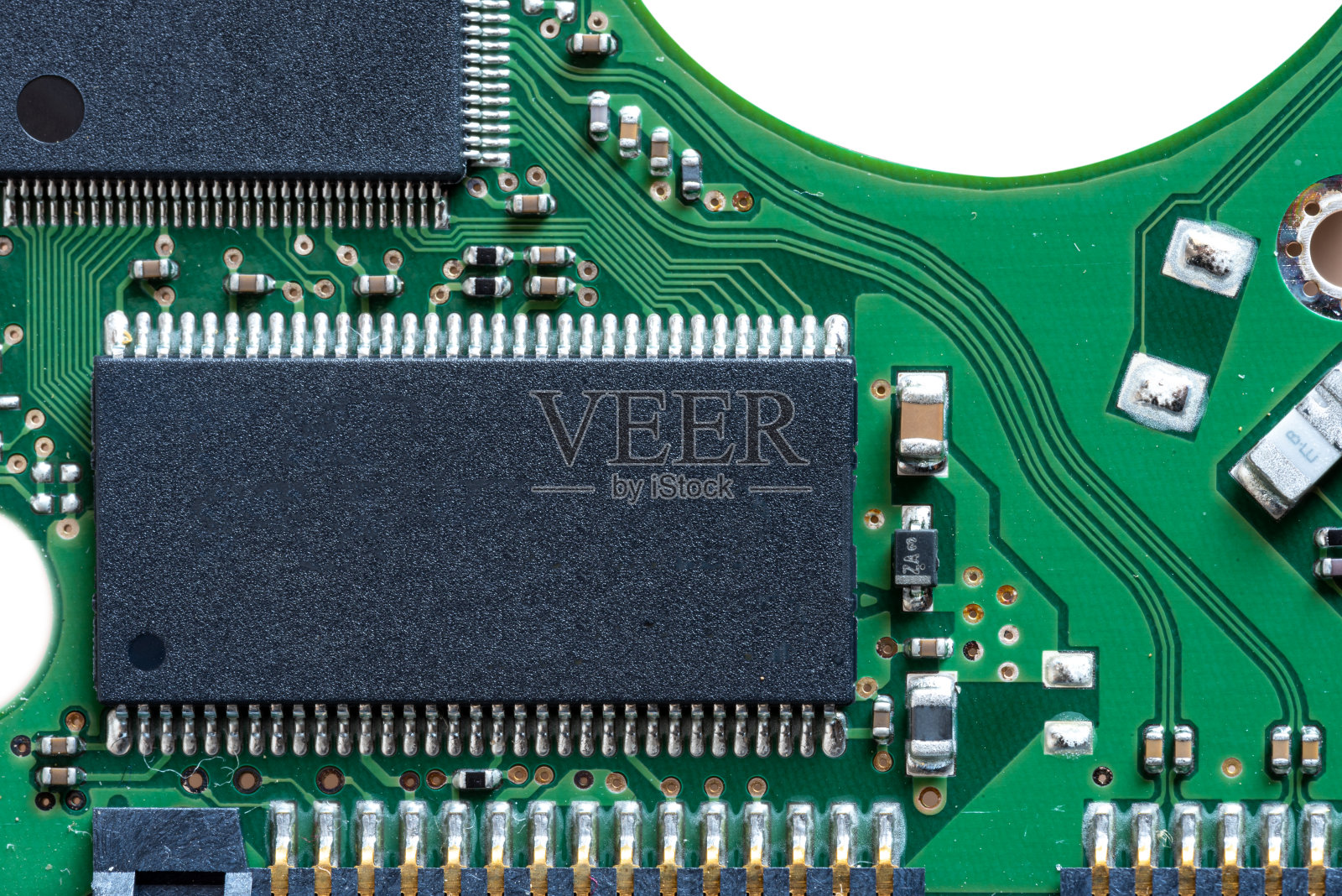 绿色机械硬盘电路板的局部特写照片摄影图片