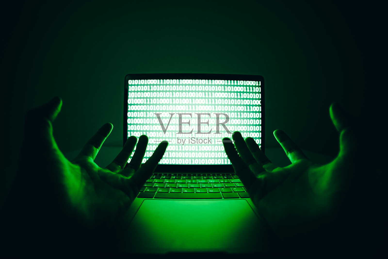 黑客正在笔记本电脑上编写病毒或恶意软件，攻击网络服务器，网络攻击，系统破坏，网络犯罪的概念。照片摄影图片