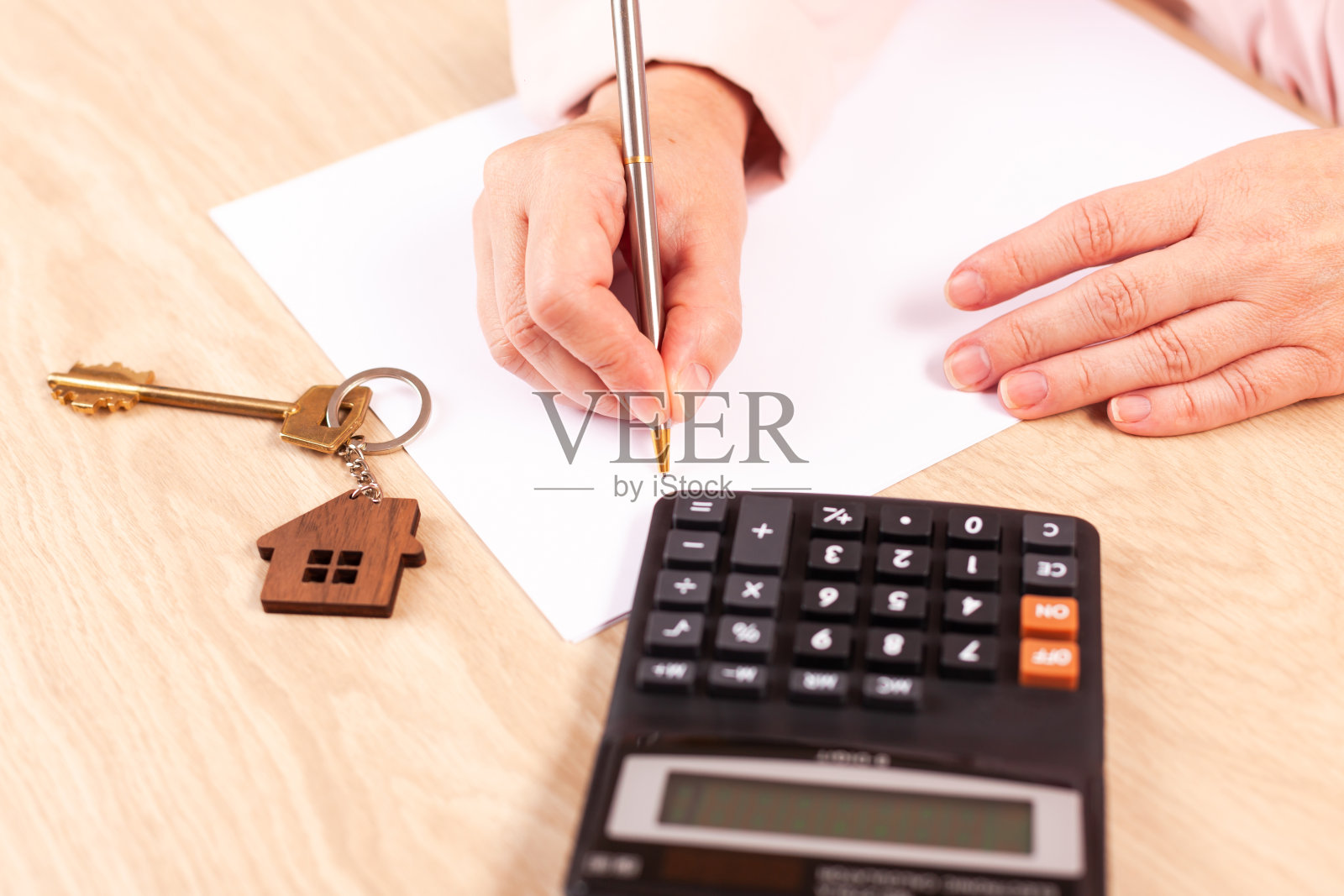 家庭保险合同，签订特写合同照片摄影图片