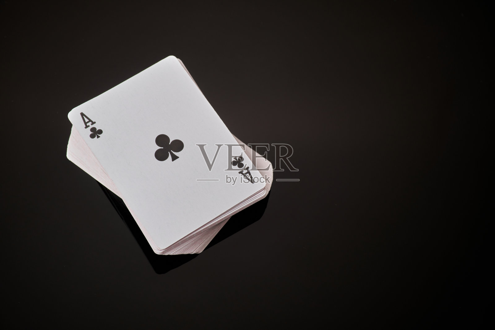 在黑暗的反射背景上有一副ace在上面的扑克牌照片摄影图片