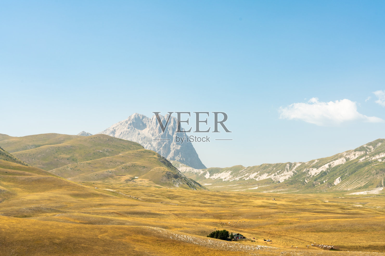 Campo imperatore地区美丽的山脉照片摄影图片