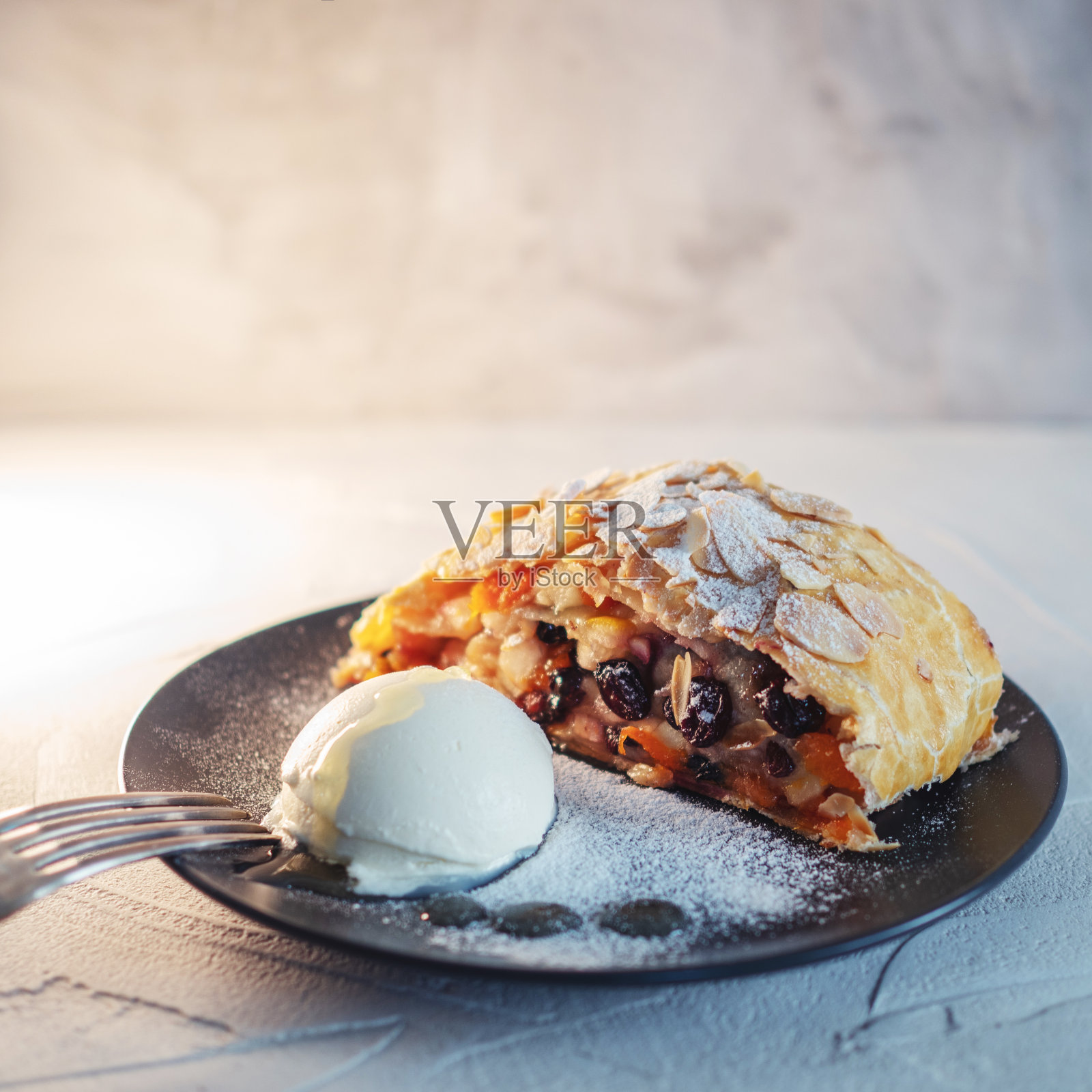 美味新鲜的苹果和葡萄干馅卷，照片摄影图片