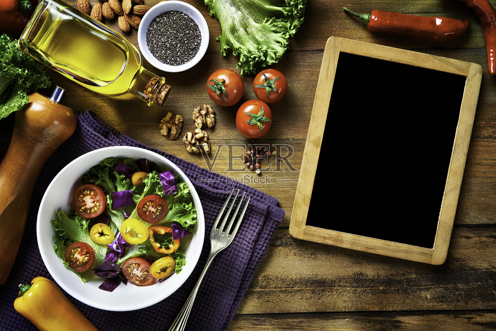 健康食品的主题。在带有复制空间的家庭乡村厨房中，准备新鲜蔬菜沙拉的配料的桌面视图照片摄影图片