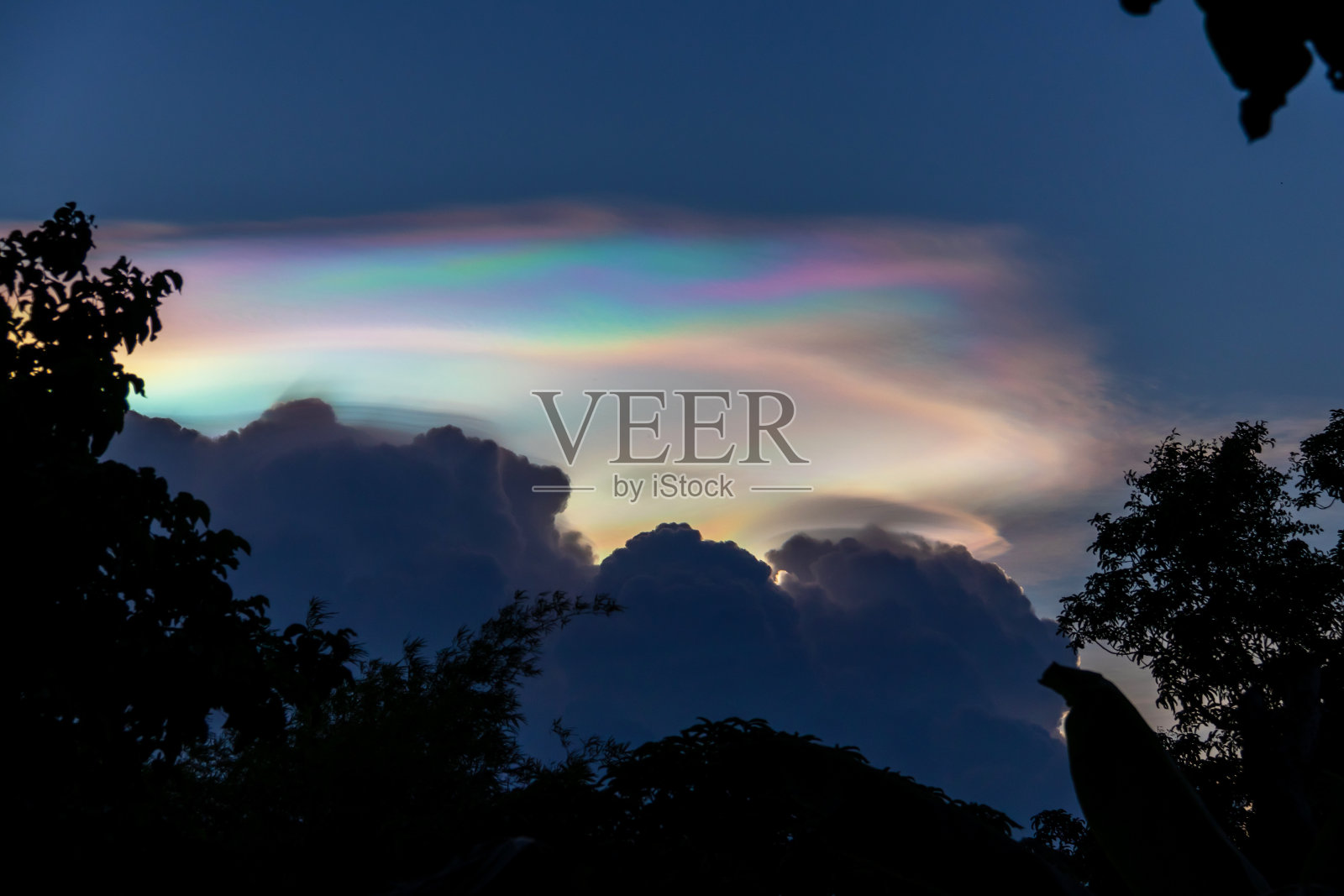 美丽的彩虹云，Irisation。摩天大楼的背景。照片摄影图片