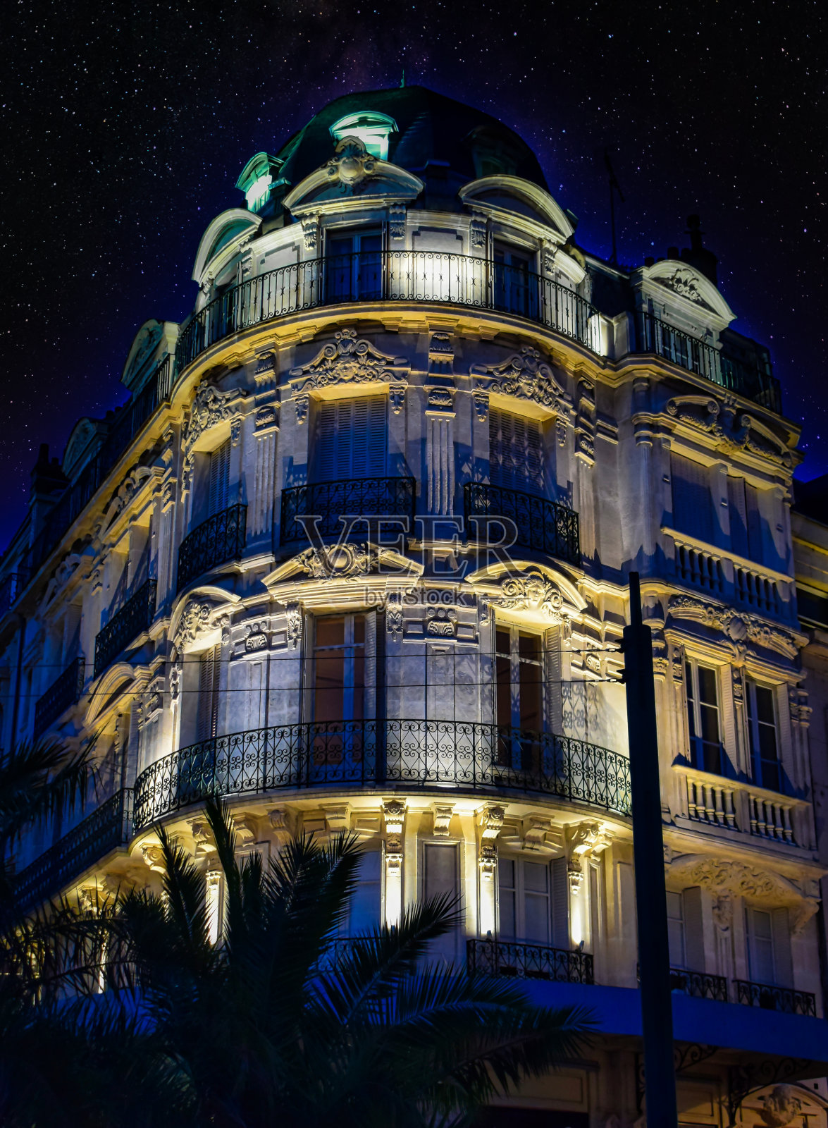 在法国Orléans的Martroi广场，美丽的建筑在夜晚被照亮照片摄影图片