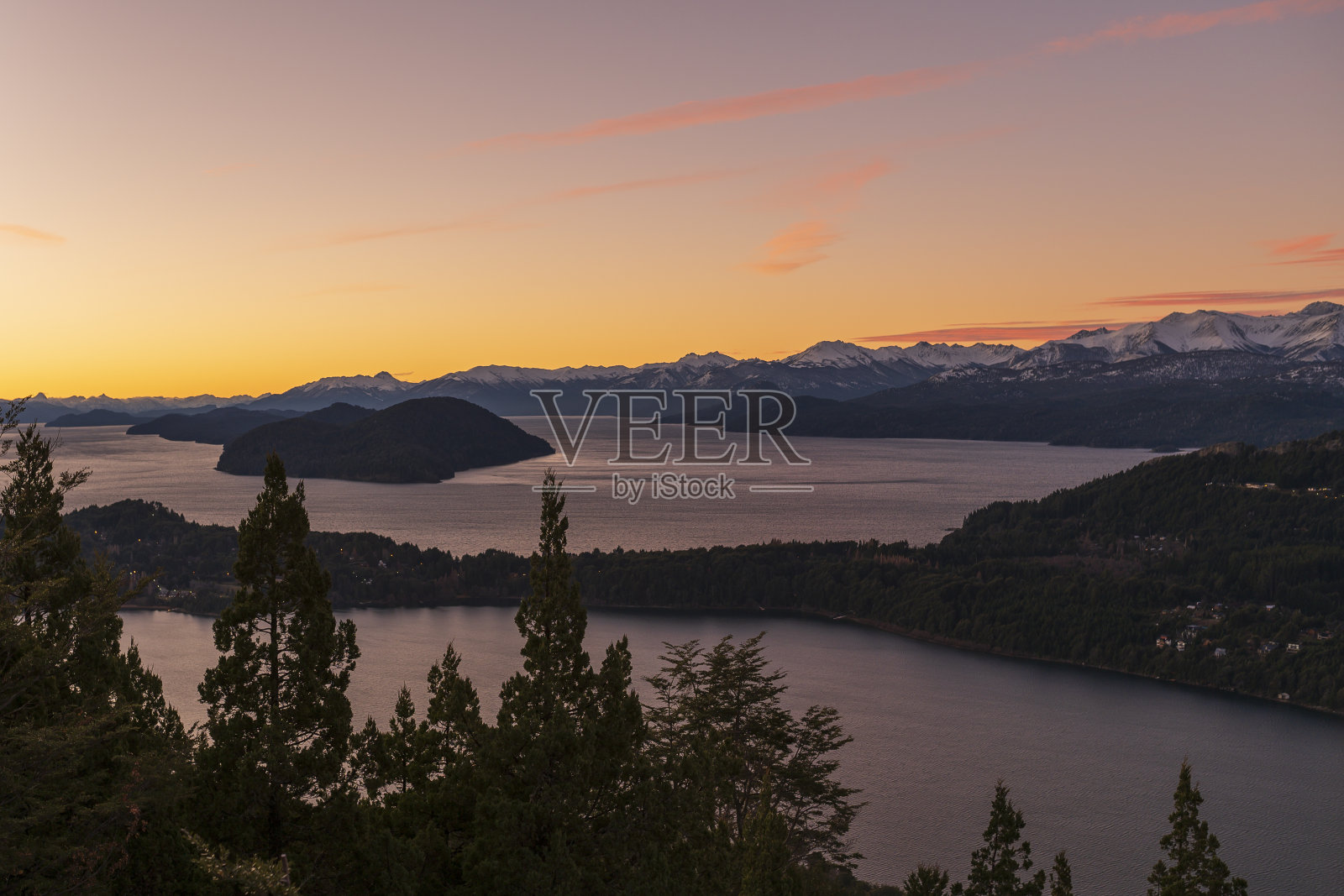 阿根廷巴塔哥尼亚的橙色天空和美丽的湖泊和山脉。照片摄影图片