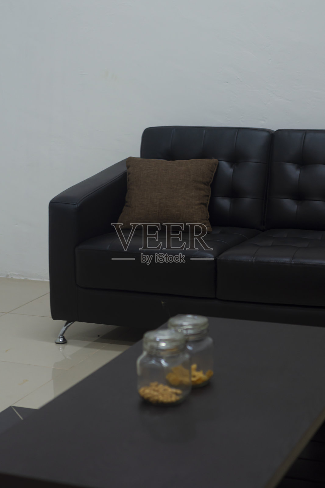 会议室里有黑色沙发，还有枕头照片摄影图片