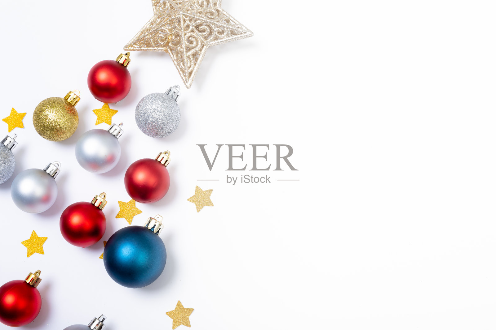 组成的小玩意与星星在圣诞树的形状和复制空间在白色的背景照片摄影图片