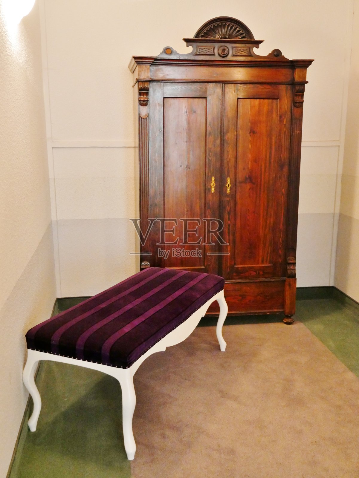 走廊里摆放着历史悠久的家具照片摄影图片