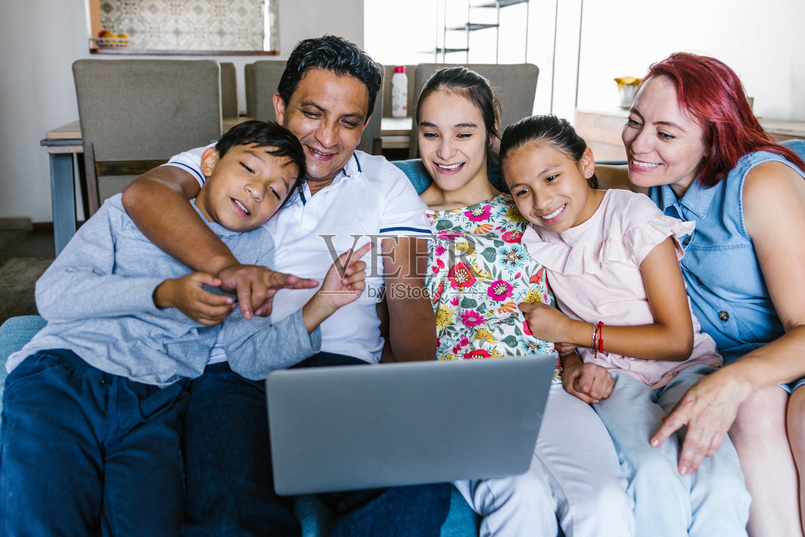 墨西哥家庭和患有脑瘫的青少年女儿在拉丁美洲通过电脑进行视频通话照片摄影图片