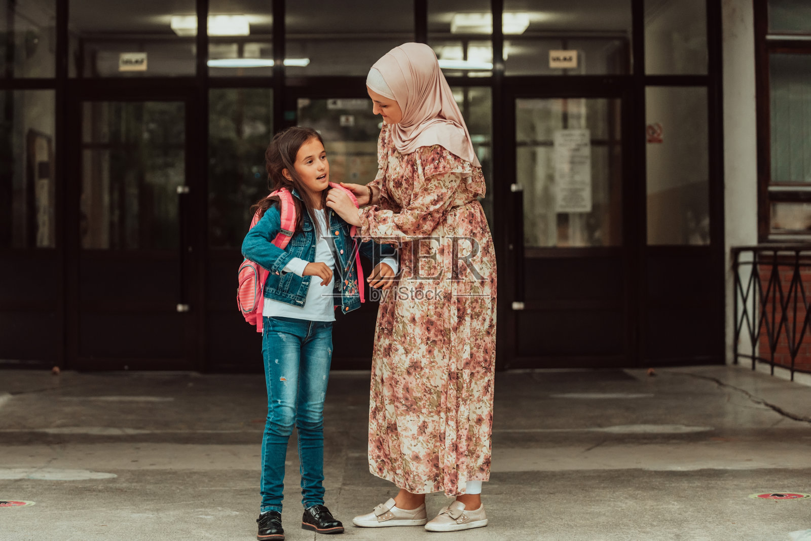 母亲为女孩准备上学。在冠状病毒大流行时回到学校。新常态2019冠状病毒病大流行期间的教育。有选择性的重点。照片摄影图片