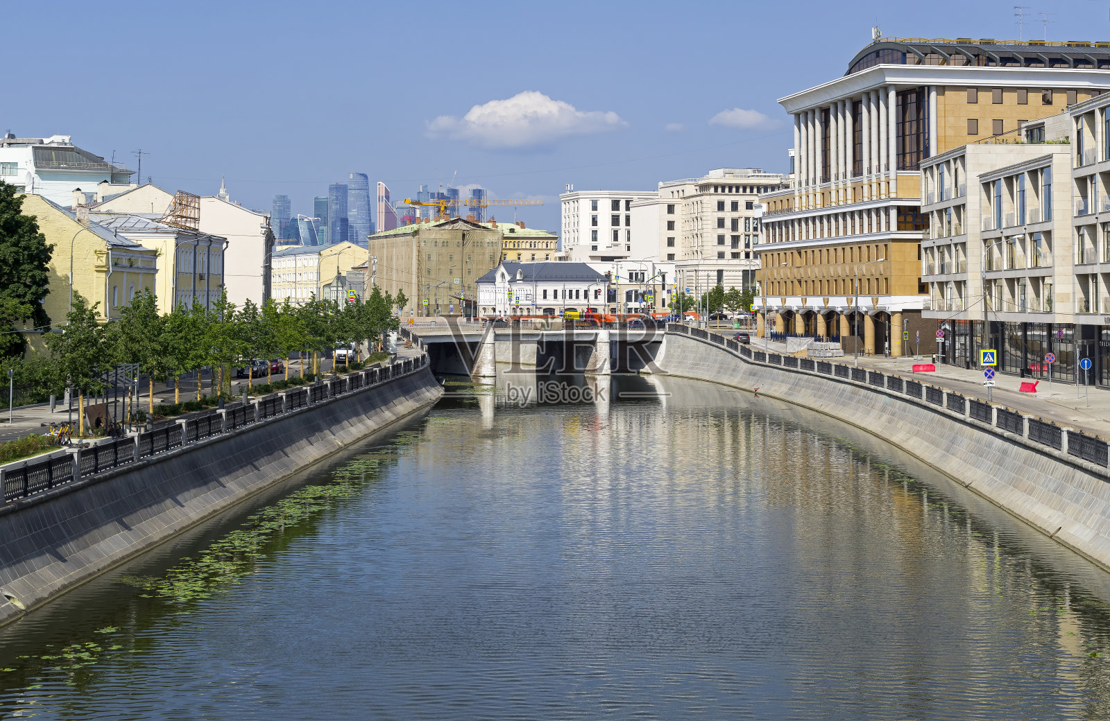 伏都特沃尼频道的堤坝。Zamoskvorechye,莫斯科,俄罗斯。照片摄影图片