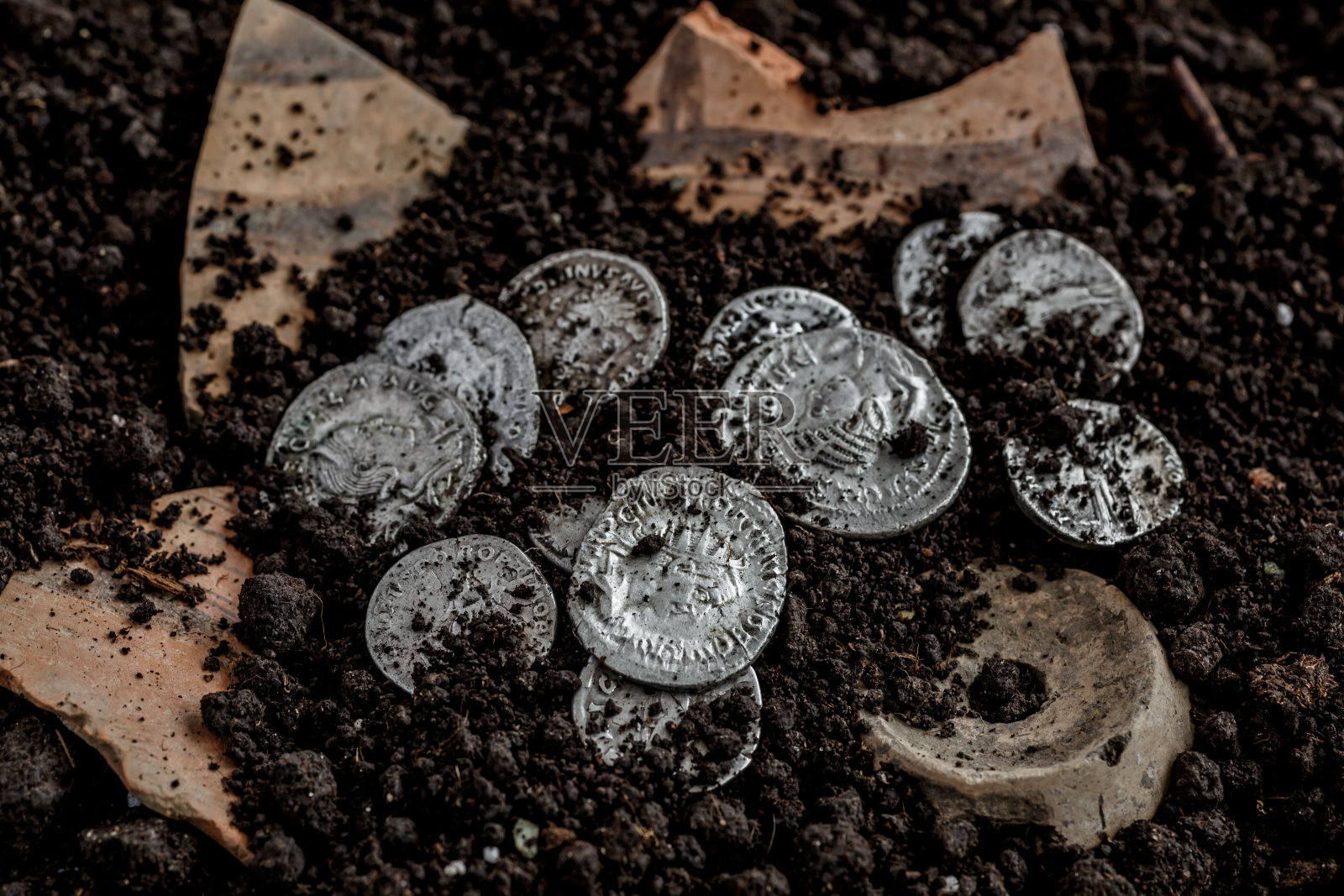 罗马帝国的古代钱币。真正的银币，古罗马的安东尼银币。涂满泥土的罗马银币。照片摄影图片