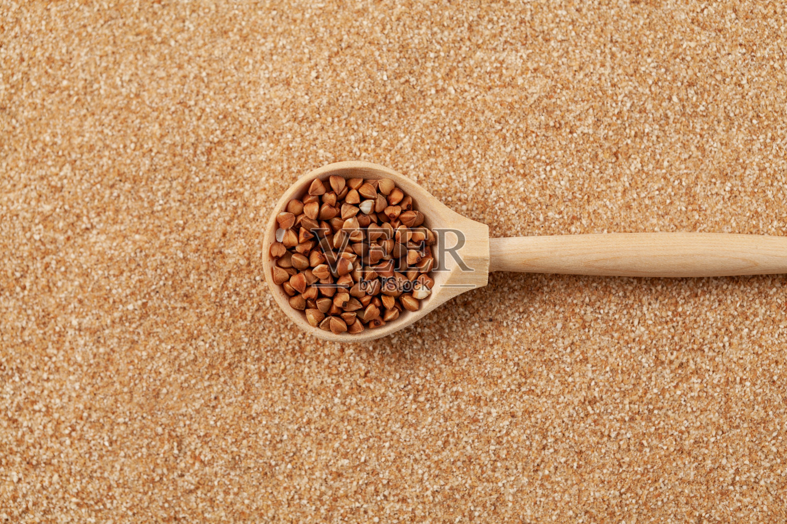 有机荞麦木勺在背景荞麦面粉(磨碎)或片状照片摄影图片