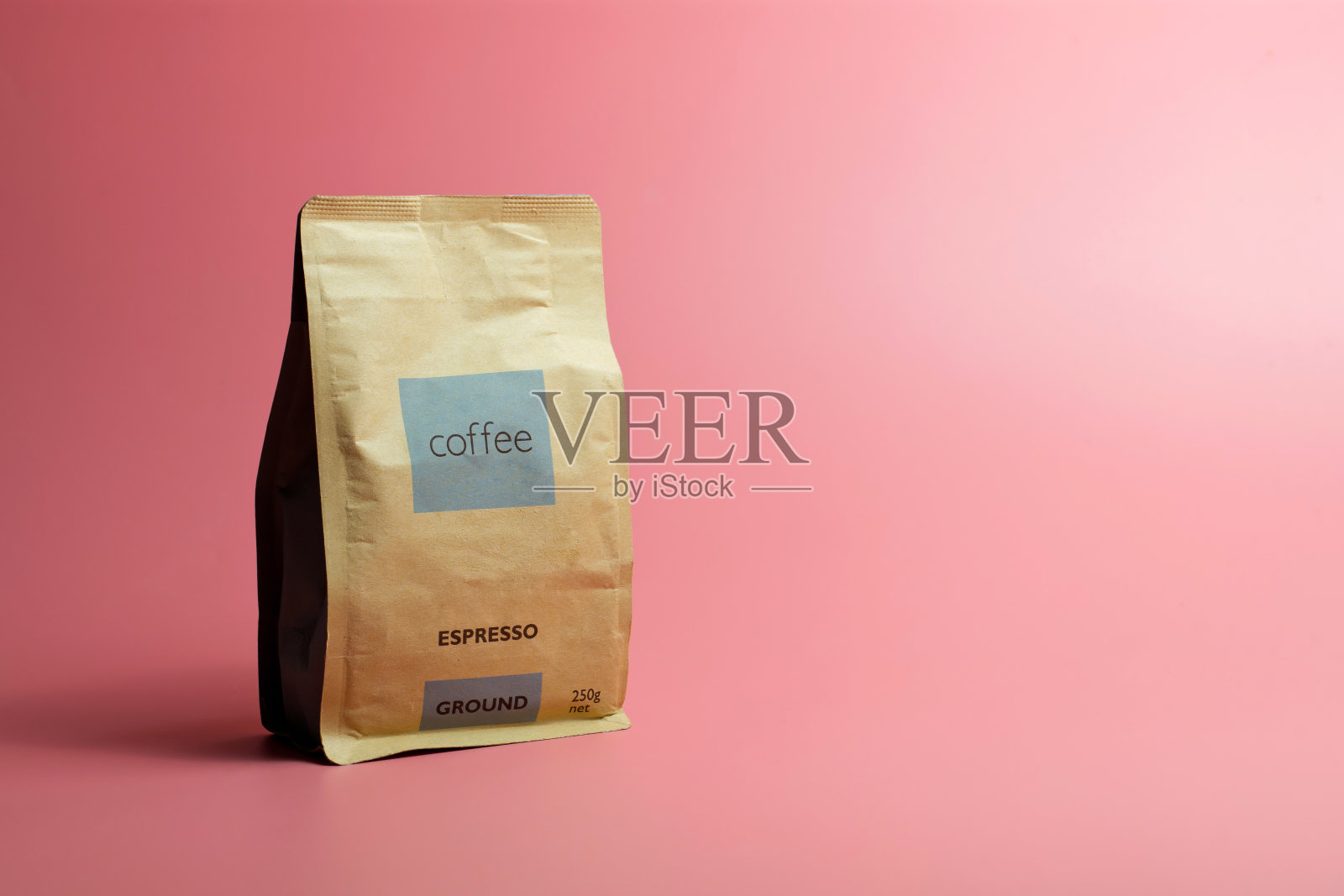 粉红背景下的咖啡豆纸袋照片摄影图片