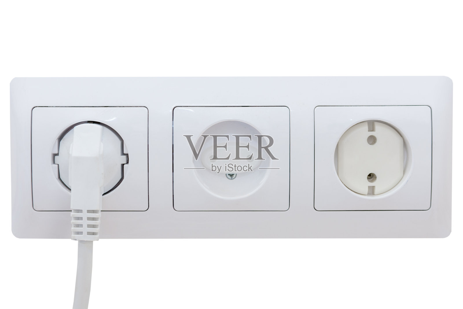 在白色隔离的背景上设置三个插座。儿童安全，安全插头插入插座。这个想法是为了孩子们在家里的安全。水平的照片照片摄影图片