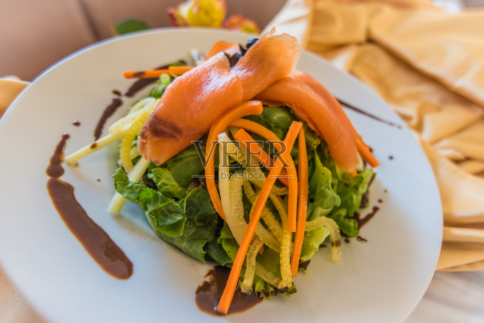 切片烟熏鲑鱼和切片新鲜蔬菜照片摄影图片