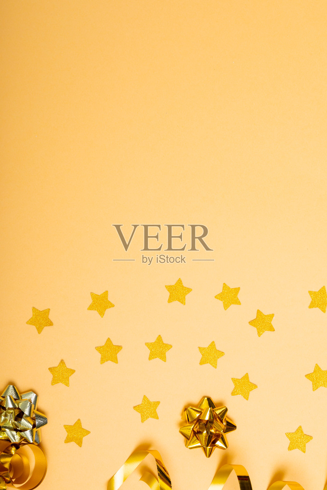 圣诞装饰与丝带，星星和复制空间的黄色背景照片摄影图片