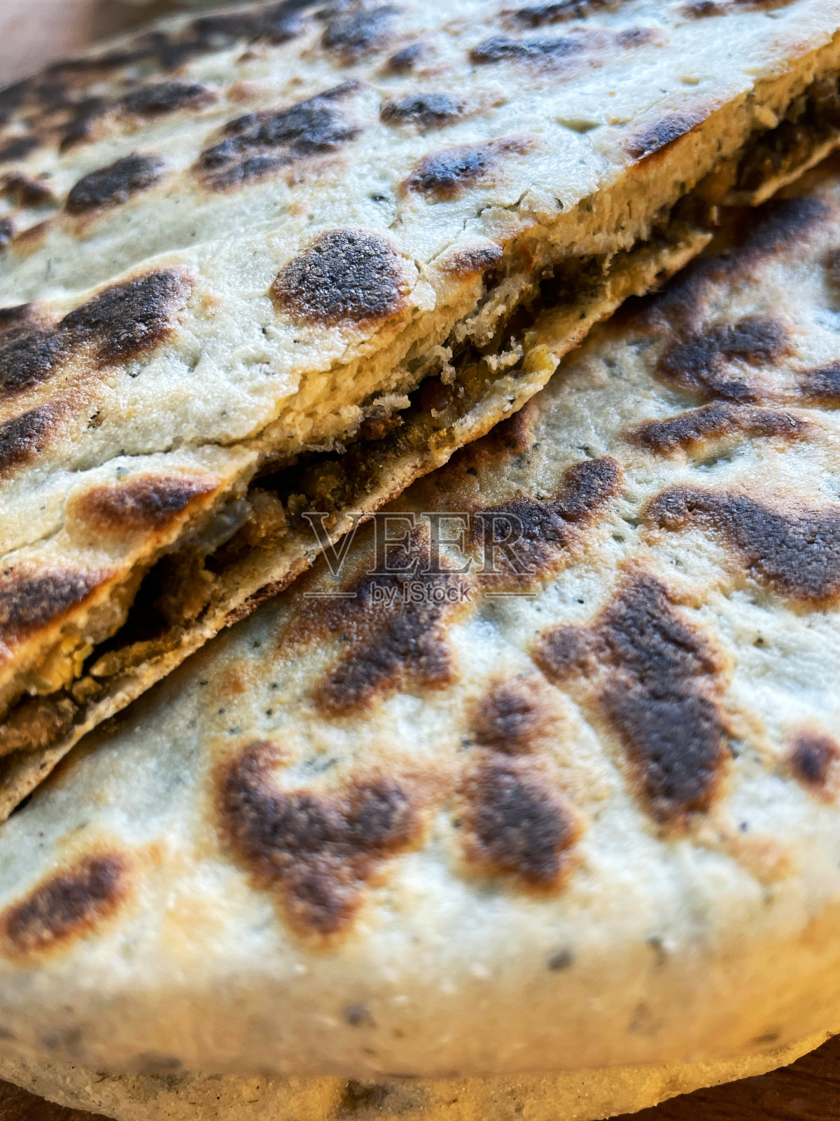 全帧图像的印度早餐菜，切成片的keema paratha，美味的大饼塞满了五香肉末，绞碎的牛肉或羊肉照片摄影图片