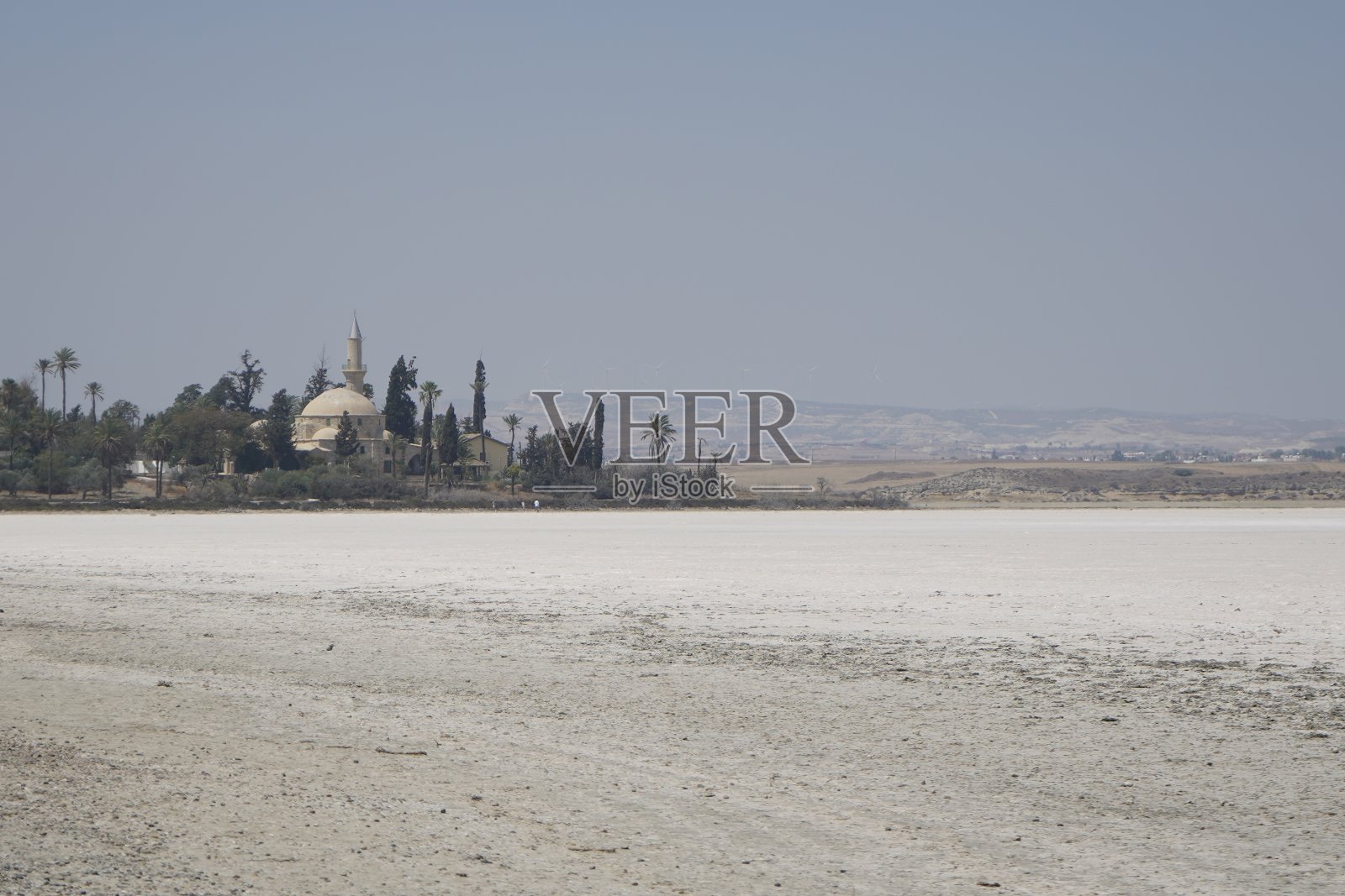 塞浦路斯，拉纳卡，2021年9月:盐湖背景下的哈拉苏丹特克清真寺。干涸的盐湖。地球表面的天然盐照片摄影图片