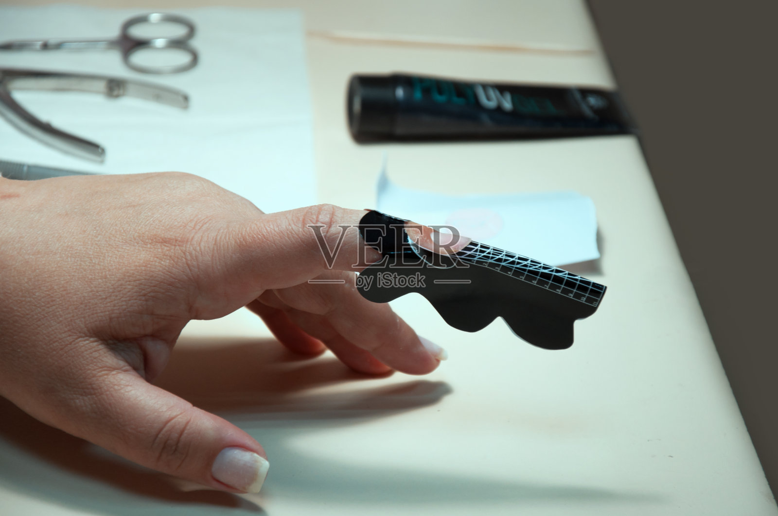 在沙龙里修指甲，修指甲，护手照片摄影图片