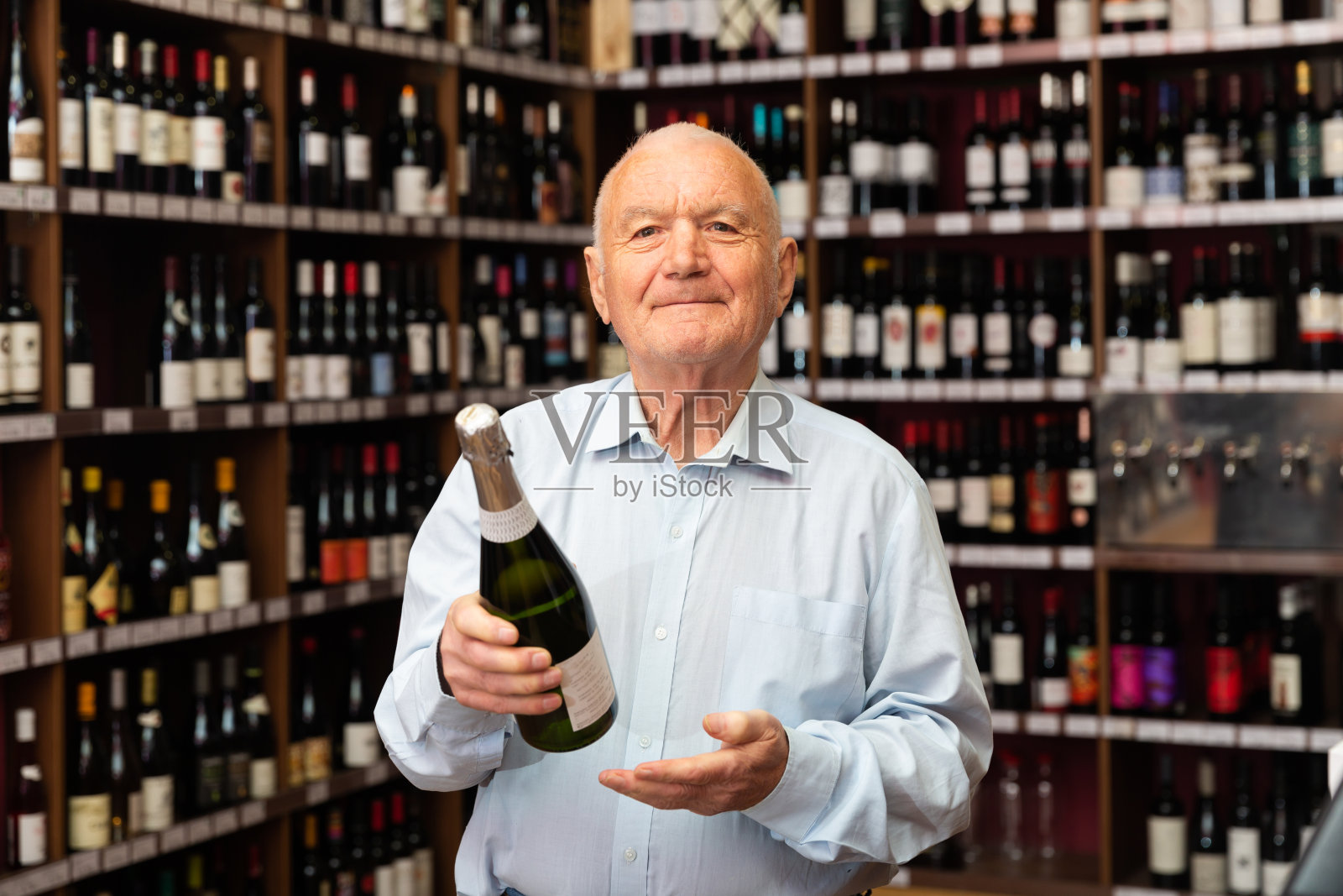 一个年长的男人在葡萄酒店里为庄严的场合寻找完美的香槟照片摄影图片