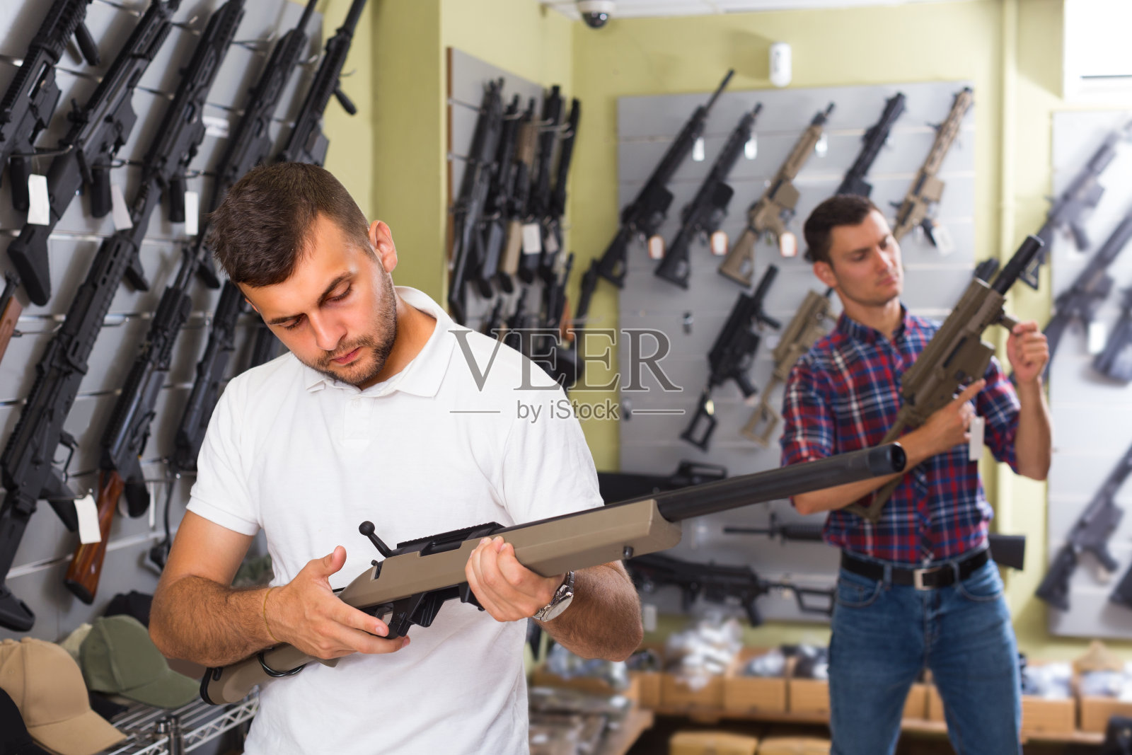 开朗的男顾客正在选购气枪照片摄影图片