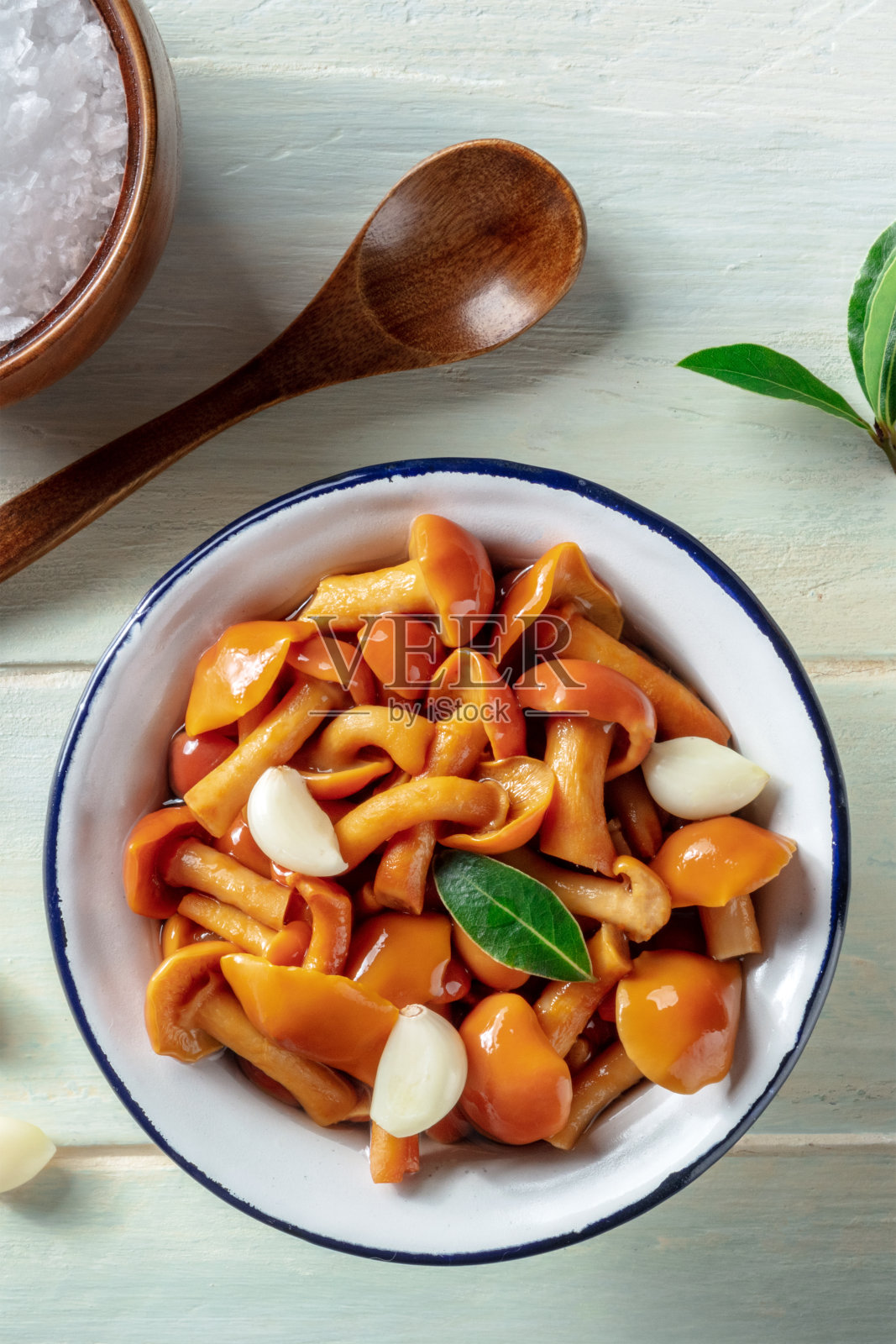 腌蘑菇，大蒜和月桂叶，上镜头照片摄影图片