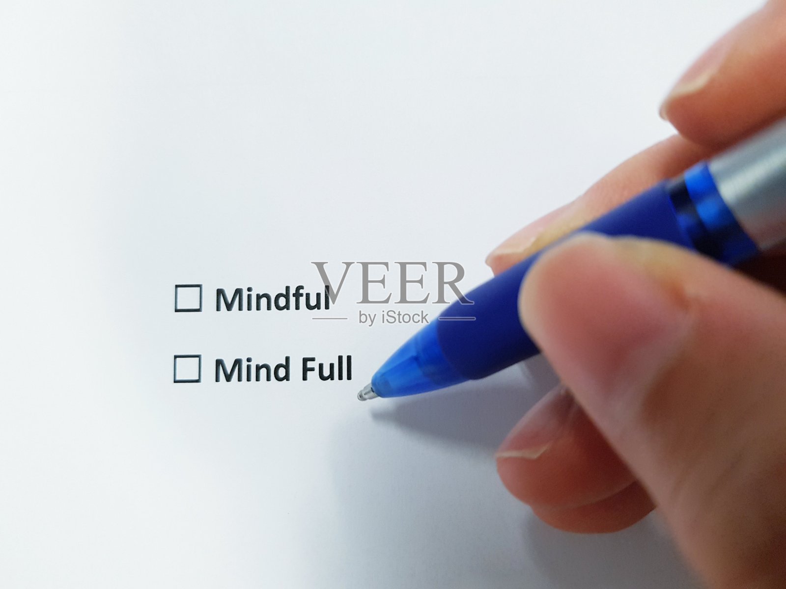 在留心还是全神贯注之间做出选择。念力的概念。照片摄影图片