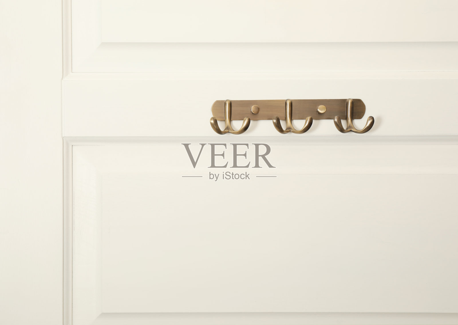 白色的门上挂着空的金属衣架照片摄影图片