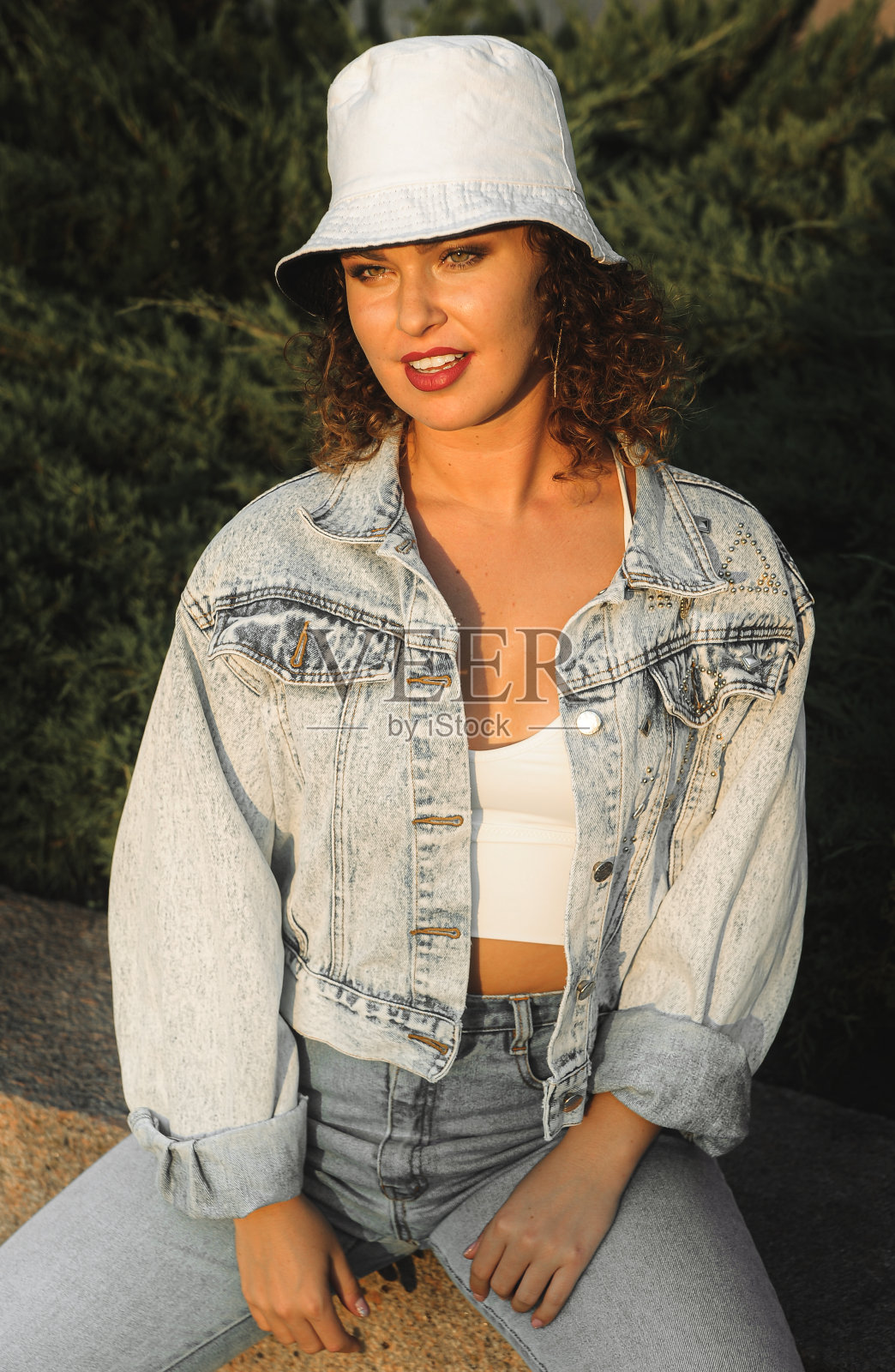 一个戴太阳镜的女人的肖像走在城市与低对比照片摄影图片