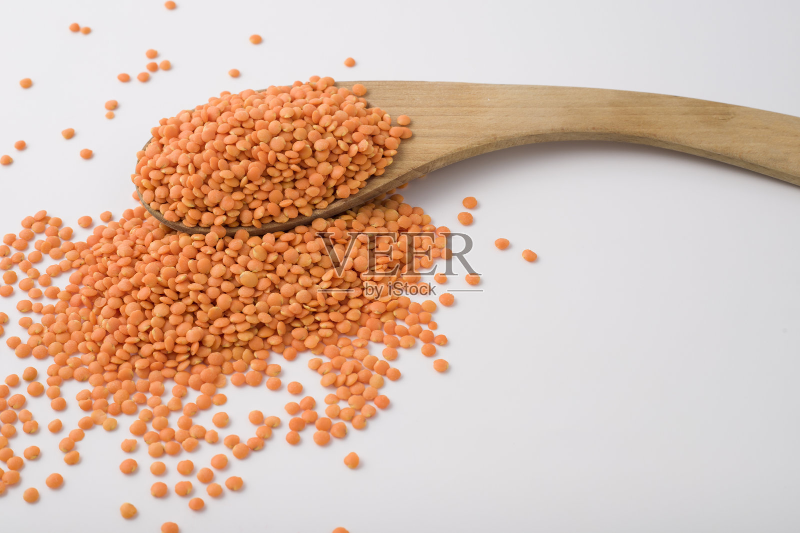 红色扁豆放在木勺上孤立在白色背景上。照片摄影图片