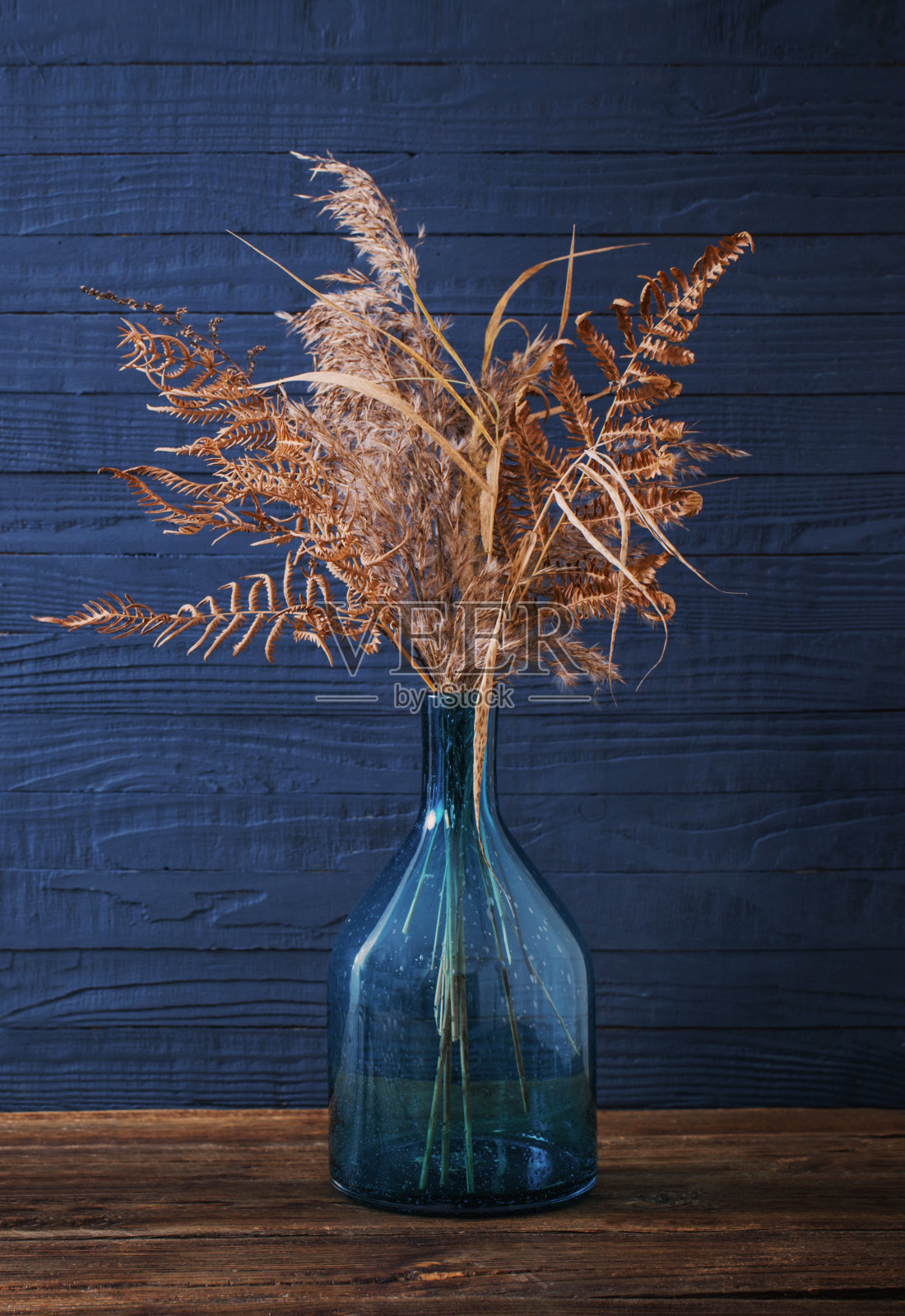 旧木架上的框架和花瓶里的干花照片摄影图片