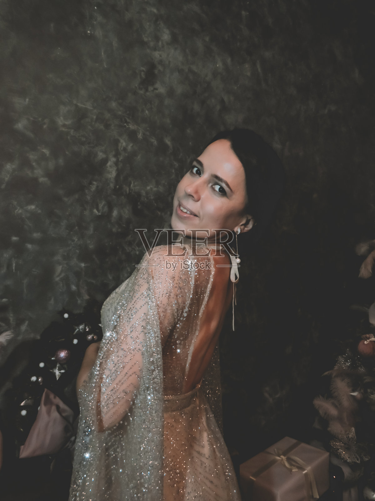 一幅身穿透明丝质斗篷的年轻黑头发新娘的画像照片摄影图片