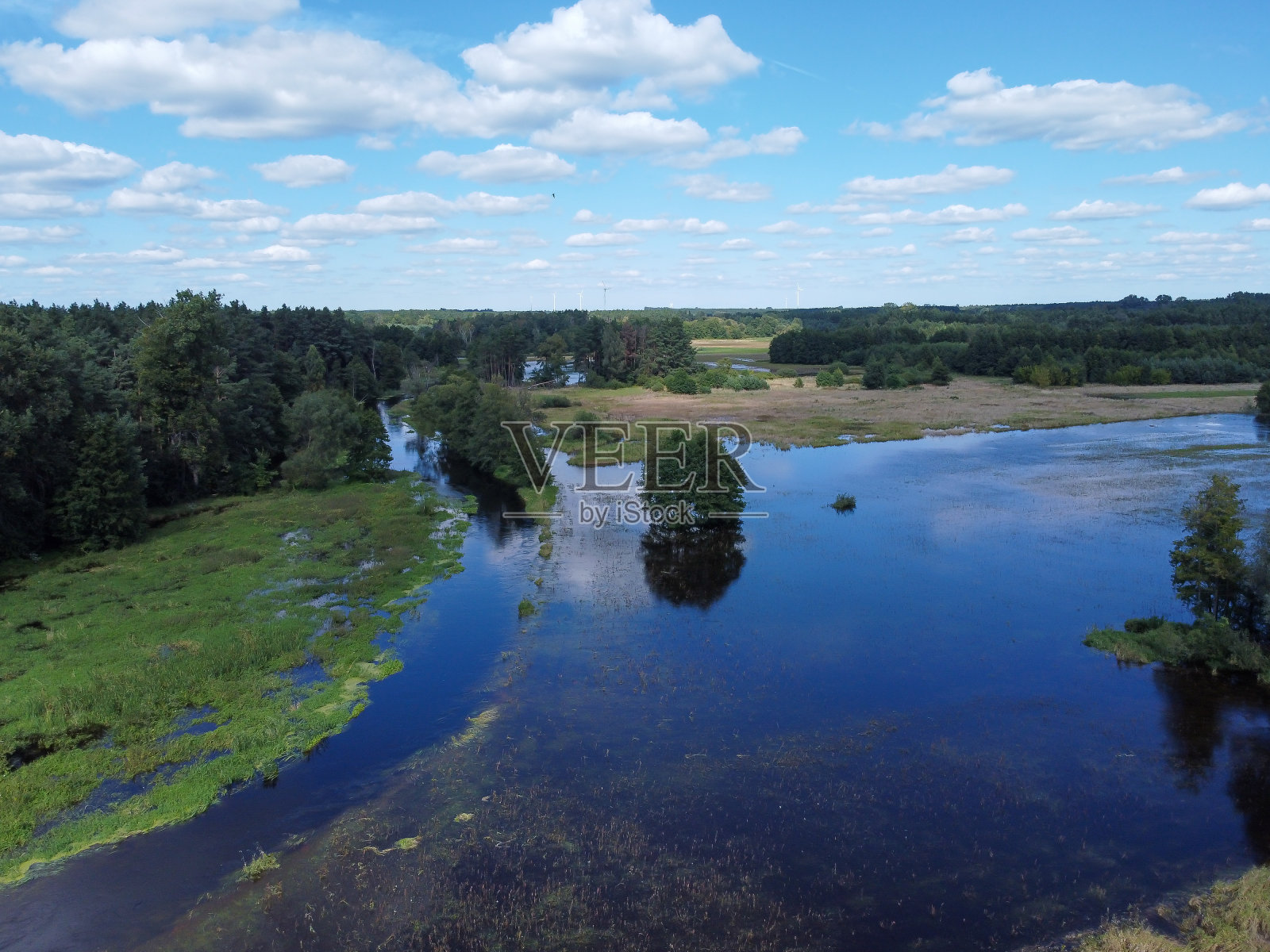 夏日河面上，鸟瞰。照片摄影图片