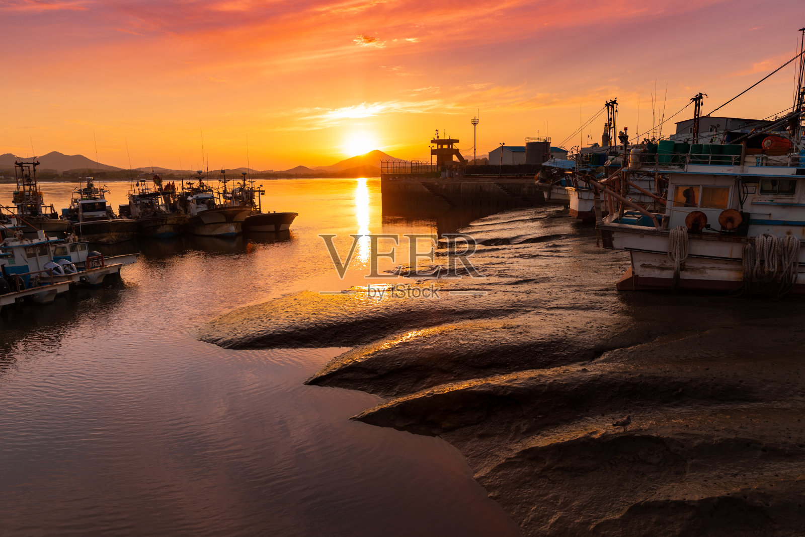 美丽的日落和潮汐的海港景观。韩国京畿道金浦市大陵行。照片摄影图片