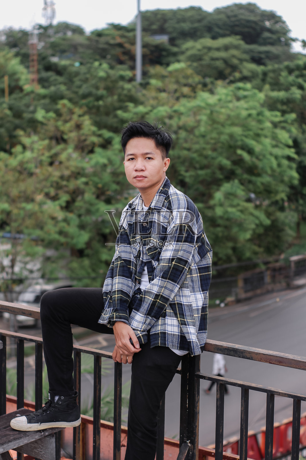 年轻男子在屋顶公园城市放松照片摄影图片