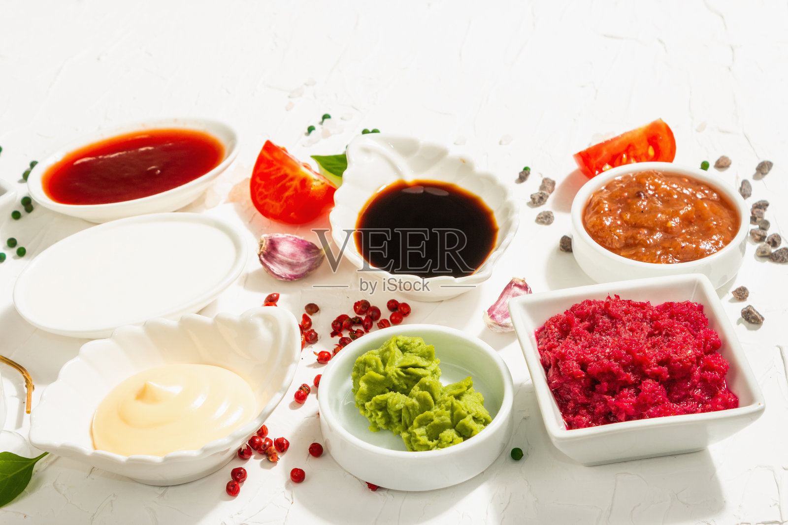 全套不同的酱料-番茄酱，蛋黄酱，烧烤，酱油，酸辣酱，山葵，辣根，蒜泥蛋黄酱，番茄酱照片摄影图片